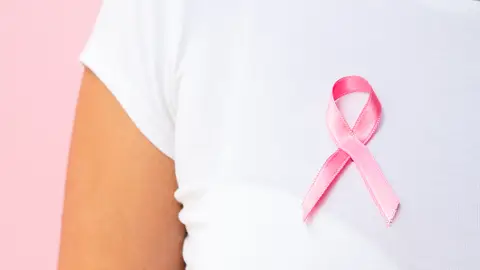 Lazo rosa que ejemplifica la lucha contra el cáncer de mama Lazo rosa que ejemplifica la lucha contra el cáncer de mama