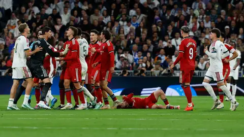 El centrocampista del Sevilla, Peque, se duele en el suelo durante el partido de la jornada 9 de LaLiga entre el Real Madrid y el Sevilla FC, este domingo en el estadio Santiago Bernabéu. El centrocampista del Sevilla, Peque, se duele en el suelo durante el partido de la jornada 9 de LaLiga entre el Real Madrid y el Sevilla FC, este domingo en el estadio Santiago Bernabéu.