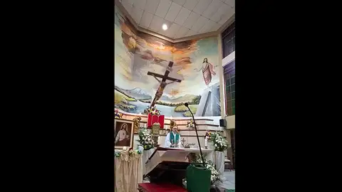 Muere un sacerdote en Ecuador tras caerle encima una cruz durante una misa emitida en directo Muere un sacerdote en Ecuador tras caerle encima una cruz durante una misa emitida en directo