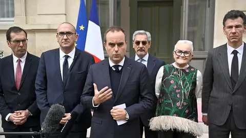 El primer ministro francés, Sebastien Lecornu, en su intervención ante los medios El primer ministro francés, Sebastien Lecornu, en su intervención ante los medios/ EFE/EPA/JULIEN DE ROSA