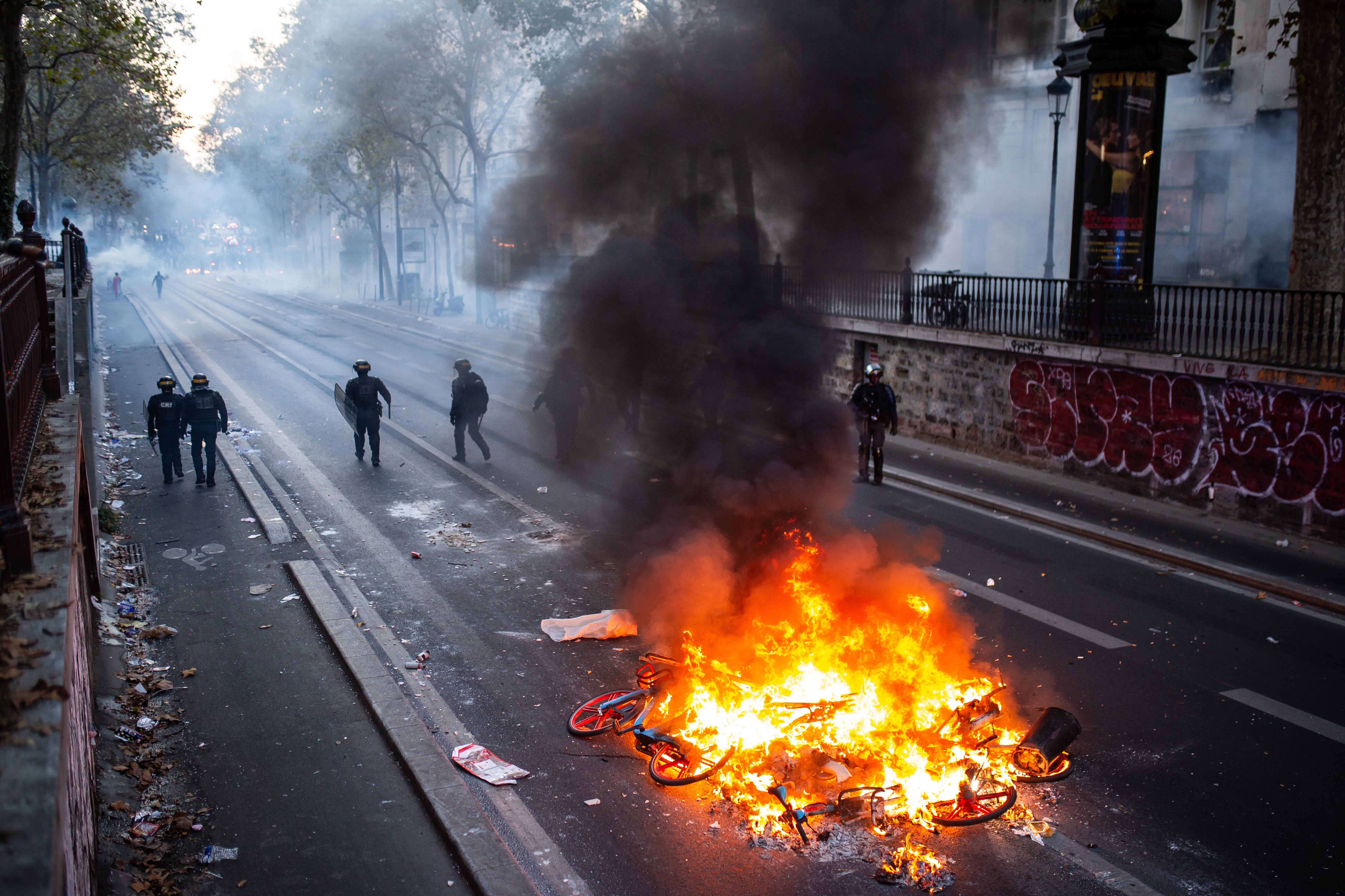 París decreta el toque de queda y prohíbe las manifestaciones en varias zonas tras los disturbios del fin de semana París decreta el toque de queda y prohíbe las manifestaciones en varias zonas tras los disturbios del fin de semana