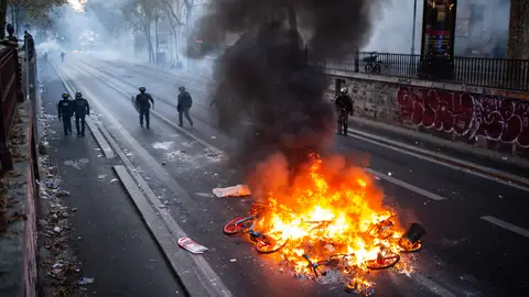 Incendio provocado durante las manifestaciones de París este domingo 18 de octubre. Incendio provocado durante las manifestaciones de París este domingo 18 de octubre.