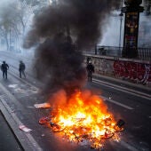 Incendio provocado durante las manifestaciones de París este domingo 18 de octubre.