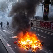Incendio provocado durante las manifestaciones de París este domingo 18 de octubre. Incendio provocado durante las manifestaciones de París este domingo 18 de octubre.