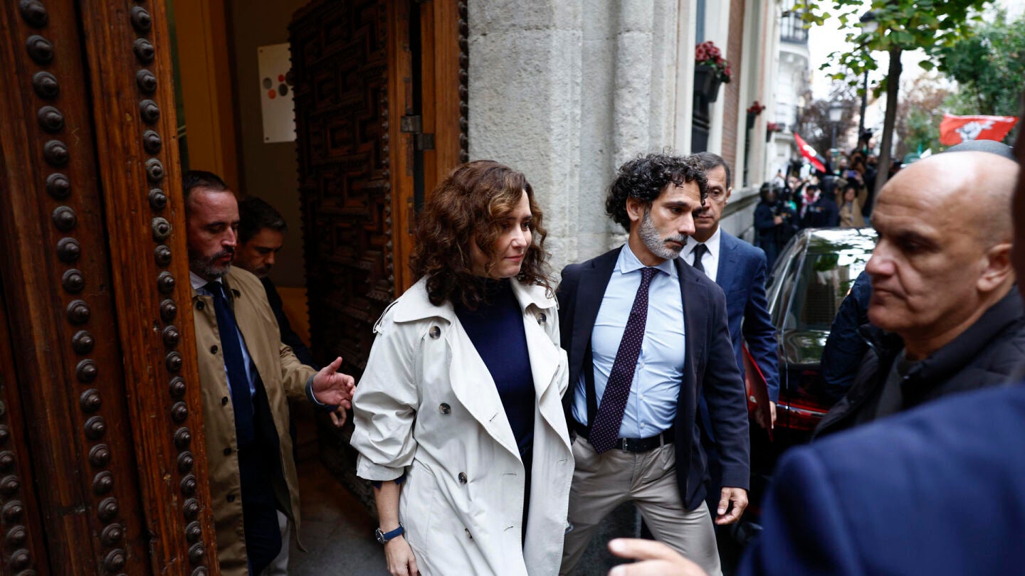La presidenta de la Comunidad de Madrid, Isabel D&iacute;az Ayuso, a la salida del acto en el Palacio de Santo&ntilde;a