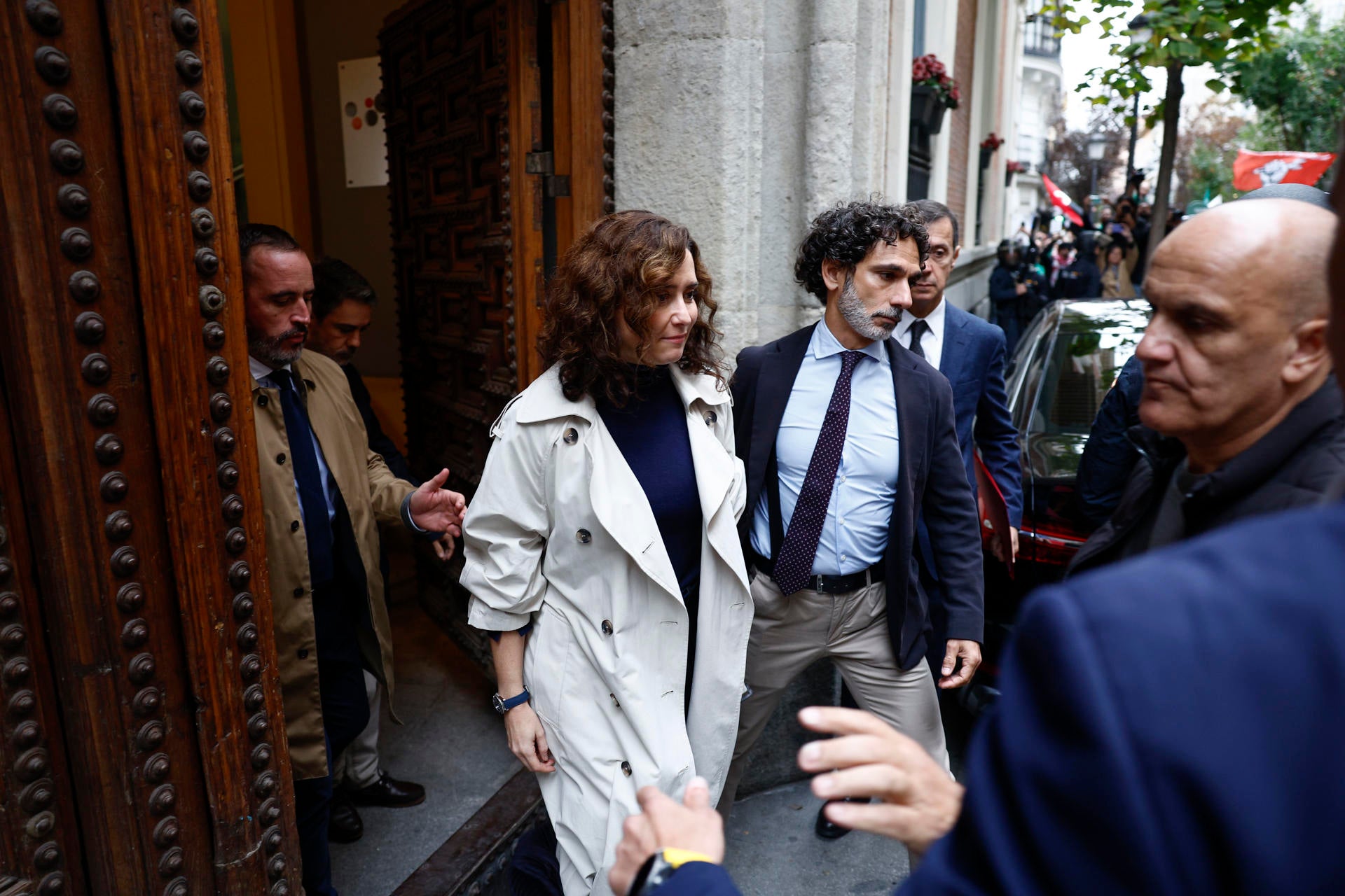 La presidenta de la Comunidad de Madrid, Isabel Díaz Ayuso, a la salida del acto en el Palacio de Santoña La presidenta de la Comunidad de Madrid, Isabel Díaz Ayuso, a la salida del acto en el Palacio de Santoña