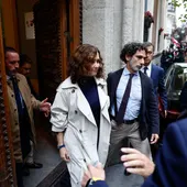La presidenta de la Comunidad de Madrid, Isabel Díaz Ayuso, a la salida del acto en el Palacio de Santoña La presidenta de la Comunidad de Madrid, Isabel Díaz Ayuso, a la salida del acto en el Palacio de Santoña