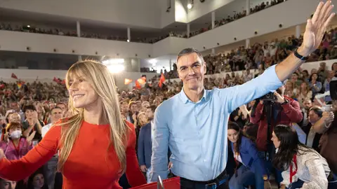 El presidente del Gobierno, Pedro Sánchez, y su esposa Begoña Gómez durante el Comité Federal del PSOE, en el Centro de Arte Tomás y Valiente, a 17 de octubre de 2026, en Fuenlabrada, Madrid (España). El presidente del Gobierno, Pedro Sánchez, y su esposa Begoña Gómez durante el Comité Federal del PSOE, en el Centro de Arte Tomás y Valiente, a 17 de octubre de 2026, en Fuenlabrada, Madrid (España).