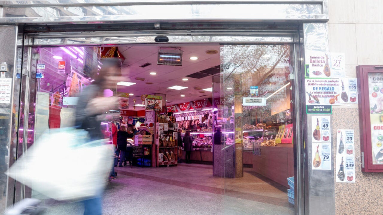 Las familias españolas empiezan a gastar sus ahorros para hacer frente a la inflación: "Esto tiene un límite"