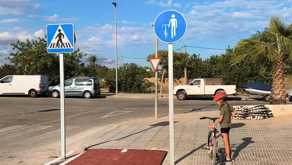 Imagen representativa de un carril bici que acaba cortado y sin conexión en Ibiza Imagen representativa de un carril bici que acaba cortado y sin conexión en Ibiza