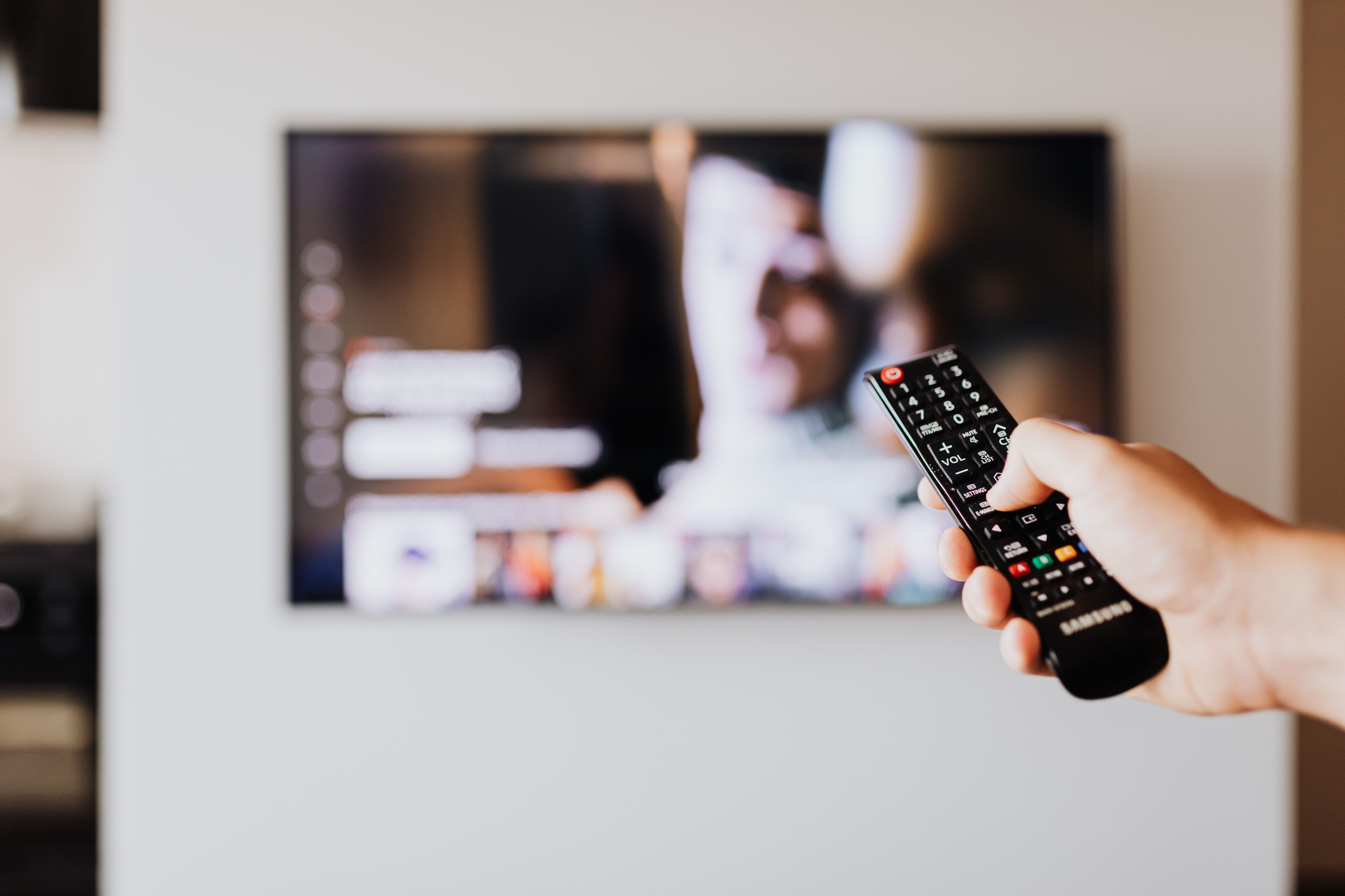 Un mando y una televisión de fondo Un mando y una televisión de fondo