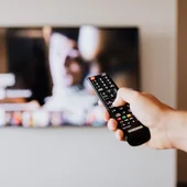 Un mando y una televisión de fondo Un mando y una televisión de fondo