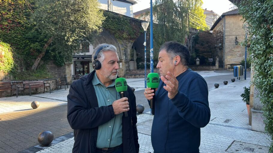 Carlos Alsina charla con Alberto, v&iacute;ctima de ETA tras explotarle una mochila bomba cuando era ni&ntilde;o/ Rafa Sanz del R&iacute;o