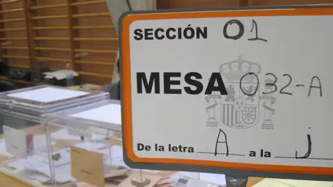 Imagen de archivo de una mesa electoral. Imagen de archivo de una mesa electoral.