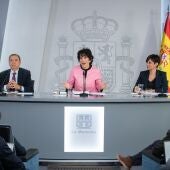 El ministro de Agricultura y Pesca, Luis Planas; la ministra de Inclusión, Seguridad Social y Migraciones, Elma Saiz, y la ministra de Vivienda, Isabel Rodríguez