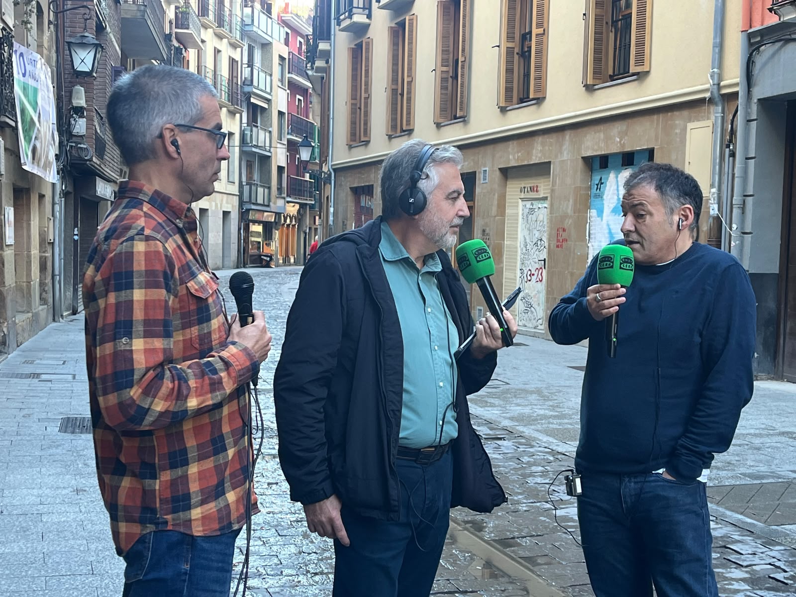Ander Izaguirre, Carlos Alsina y Alberto, el niño que sufrió un atentado al encontrar una mochila bomba, recorren Rentería Ander Izaguirre, Carlos Alsina y Alberto, el niño que sufrió un atentado al encontrar una mochila bomba, recorren Rentería