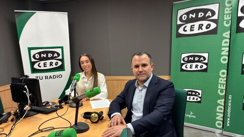Javier Vich y Patricia Segura en los estudios de Onda Cero Mallorca.