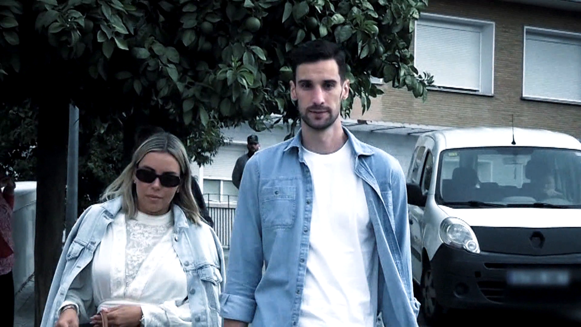 El futbolista Sergio Rico y su familia, víctimas de un asalto en su casa mientras cenaban: cinco encapuchados "especialmente violentos" con él El futbolista Sergio Rico y su familia, víctimas de un asalto en su casa mientras cenaban: cinco encapuchados "especialmente violentos" con él