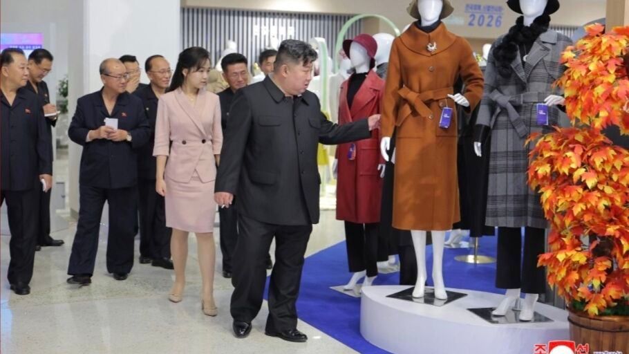 Kim Jong-un junto a su mujer e hija de compras
