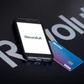 Una tarjeta y el logo de Revolut sobre la mesa