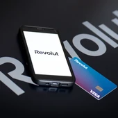 Una tarjeta y el logo de Revolut sobre la mesa Una tarjeta y el logo de Revolut sobre la mesa