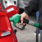 La gasolina encadena siete días de bajadas y ya cuesta un 8,6% menos: cuánto cuesta llenar el depósito