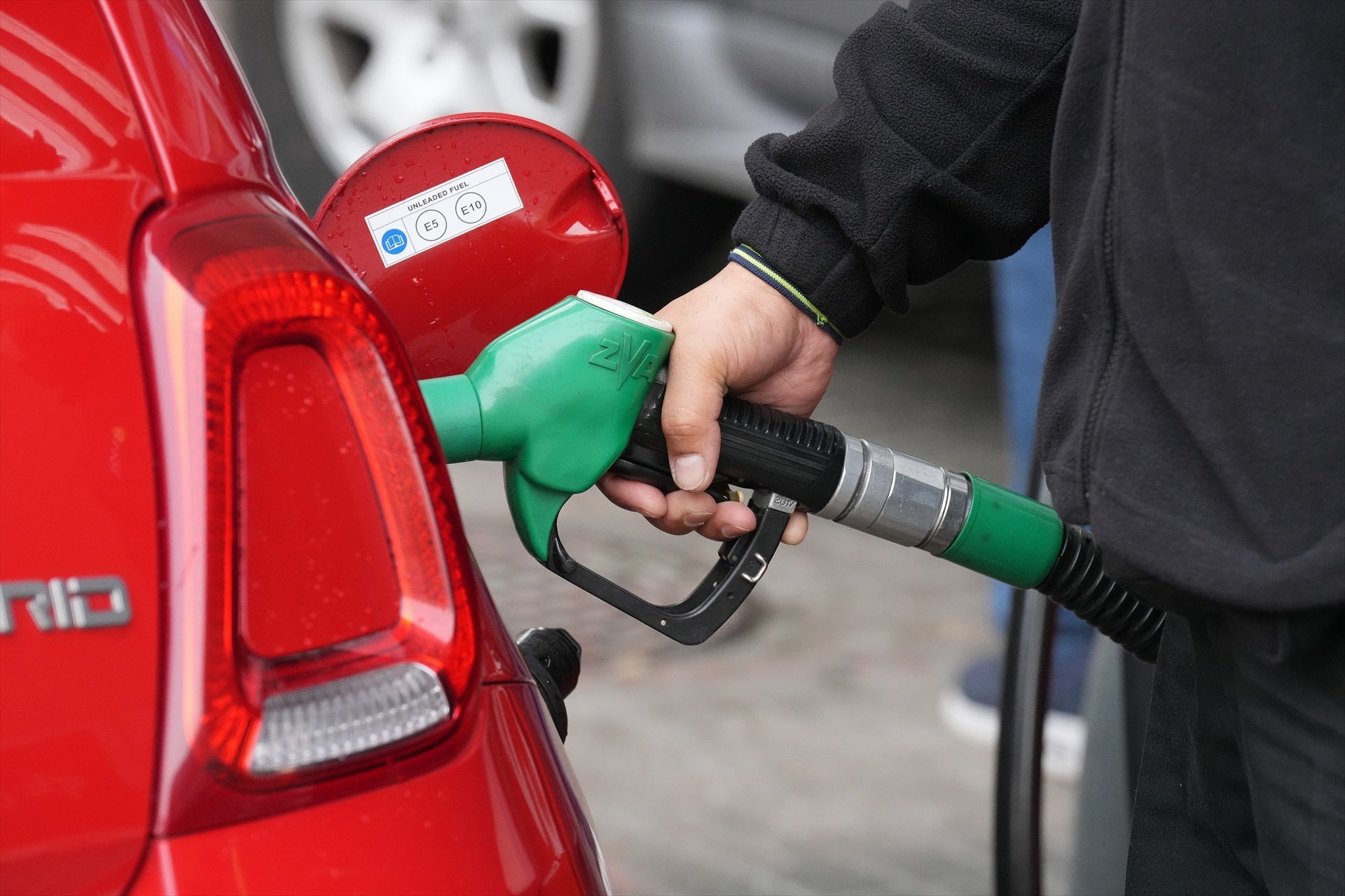 La gasolina encadena siete días de bajadas y ya cuesta un 8,6% menos: cuánto cuesta llenar el depósito La gasolina encadena siete días de bajadas y ya cuesta un 8,6% menos: cuánto cuesta llenar el depósito