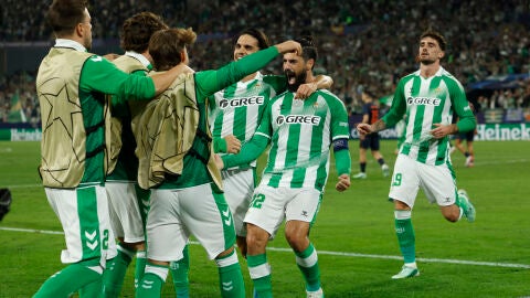 Isco celebra el gol del Betis al Feyenoord con sus compa&ntilde;eros.