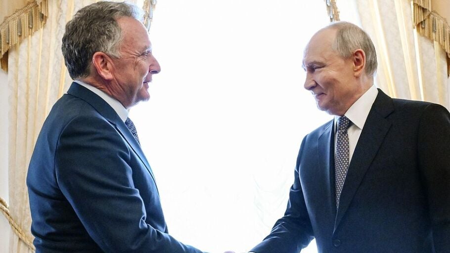 Vladimir Putin saluda al enviado especial de Estados Unidos Steve Witkoff