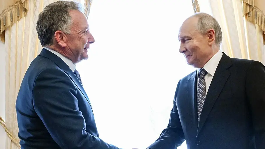 Vladimir Putin saluda al enviado especial de Estados Unidos Steve Witkoff Vladimir Putin saluda al enviado especial de Estados Unidos Steve Witkoff