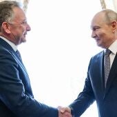 Vladimir Putin saluda al enviado especial de Estados Unidos Steve Witkoff