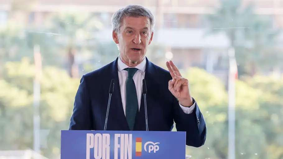 El presidente del PP, Alberto Núñez Feijóo, participa en un acto electoral celebrado este miércoles en Sevilla. El presidente del PP, Alberto Núñez Feijóo, participa en un acto electoral celebrado este miércoles en Sevilla.