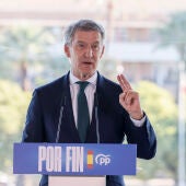 El presidente del PP, Alberto Núñez Feijóo, participa en un acto electoral celebrado este miércoles en Sevilla.