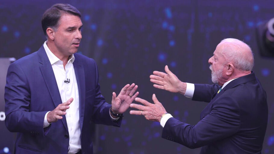 Fotograf&iacute;a del 18 de octubre de 2026 del presidente de Brasil y candidato a la reelecci&oacute;n, Luiz In&aacute;cio Lula da Silva (d), y el opositor Fl&aacute;vio Bolsonaro