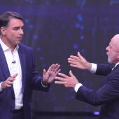 Fotografía del 18 de octubre de 2026 del presidente de Brasil y candidato a la reelección, Luiz Inácio Lula da Silva (d), y el opositor Flávio Bolsonaro