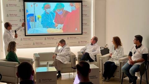 Equip m&egrave;dic de Bellvitge presentant el trasplantament de rony&oacute;