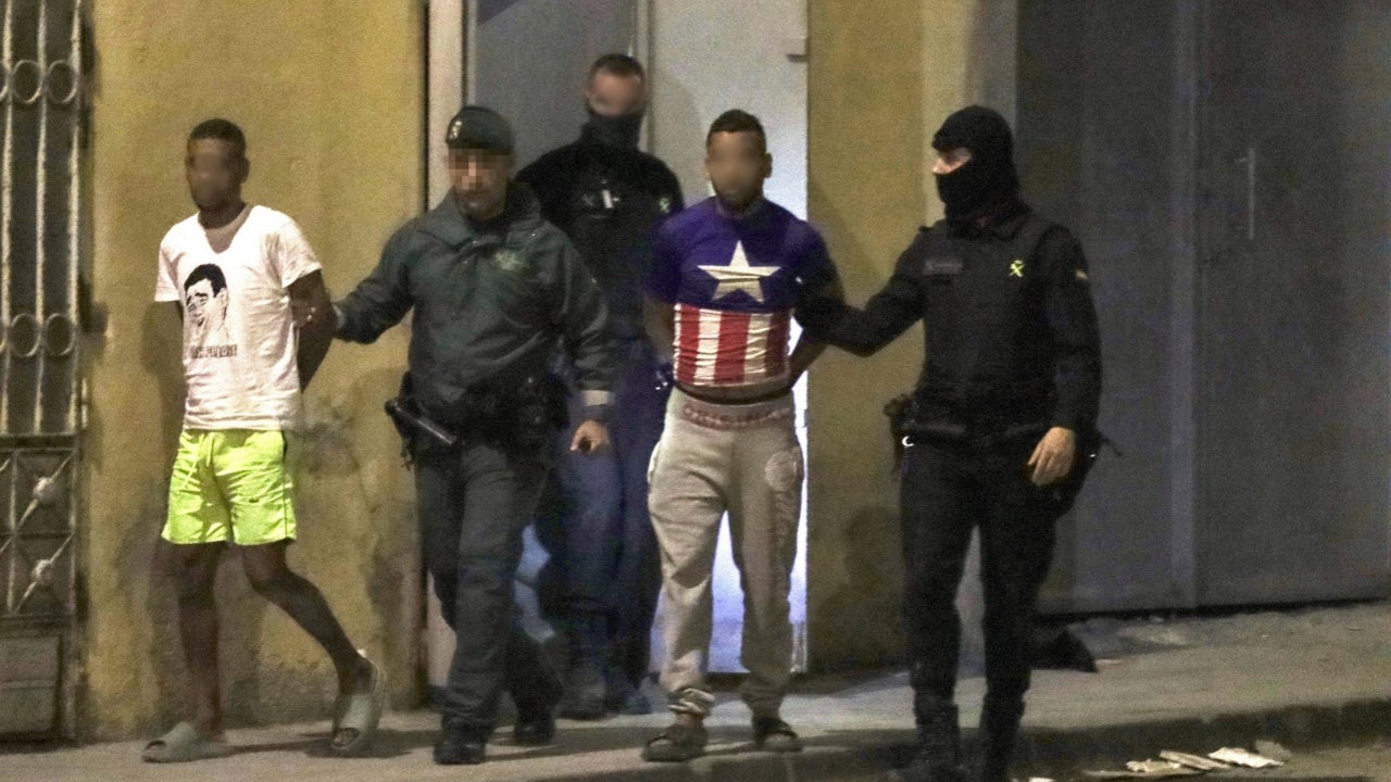 Los detenidos en Ceuta por, supuestamente, repartir espray pimienta e incitar al ataque a las fuerzas de seguridad. Los detenidos en Ceuta por, supuestamente, repartir espray pimienta e incitar al ataque a las fuerzas de seguridad.