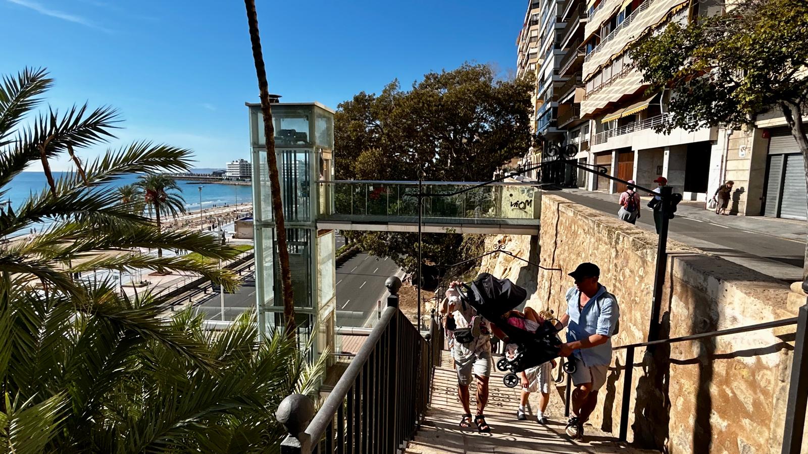 La única alternativa para las personas con movilidad reducida o con carritos son las escaleras La única alternativa para las personas con movilidad reducida o con carritos son las escaleras