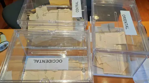 Imagen de archivo con urnas con circunscripciones con el voto CERA. Imagen de archivo con urnas con circunscripciones con el voto CERA.