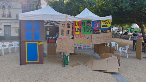 Imagen de la casa de cart&oacute;n que C&aacute;ritas ha construido en Ibiza para denunciar la situaci&oacute;n que se vive en la isla