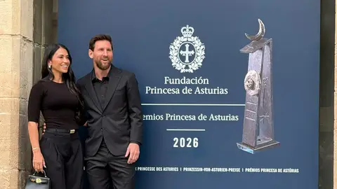 Leo Messi junto a su mujer en Oviedo Leo Messi junto a su mujer en Oviedo