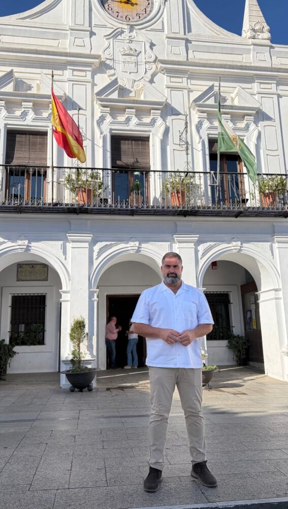El alcalde, Manuel Barroso, a las puertas del Ayuntamiento que preside.