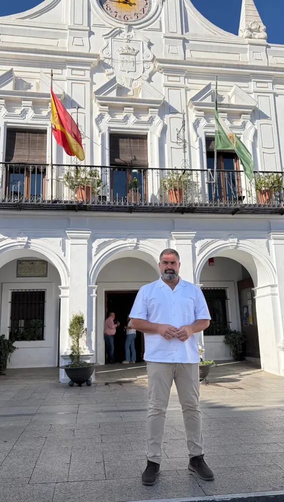 El alcalde, Manuel Barroso, a las puertas del Ayuntamiento que preside. El alcalde, Manuel Barroso, a las puertas del Ayuntamiento que preside.