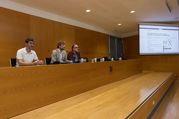 L’UJI analitza els reptes de la ciència oberta, la participació ciutadana i l’ús responsable de la IA en les Jornades d’Ètica de la Investigació L’UJI analitza els reptes de la ciència oberta, la participació ciutadana i l’ús responsable de la IA en les Jornades d’Ètica de la Investigació