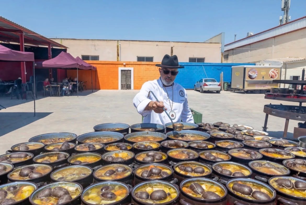 Hoy con Tony Pérez el 'Cocido Reposado' de la Cofradía Gastronómica, que cuelga el cartel de 'completo' en Torrevieja Hoy con Tony Pérez el 'Cocido Reposado' de la Cofradía Gastronómica, que cuelga el cartel de 'completo' en Torrevieja