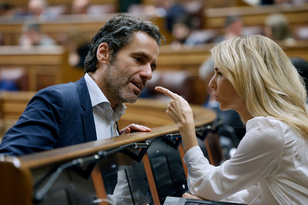 Los diputados del PP Borja Sémper y Cayetana Álvarez de Toledo conversan durante un pleno del Congreso. Los diputados del PP Borja Sémper y Cayetana Álvarez de Toledo conversan durante un pleno del Congreso.