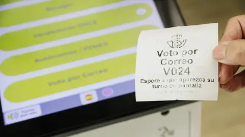 Imagen de archivo de un ticket de turno de voto por correo en una oficina de Correos. Imagen de archivo de un ticket de turno de voto por correo en una oficina de Correos.