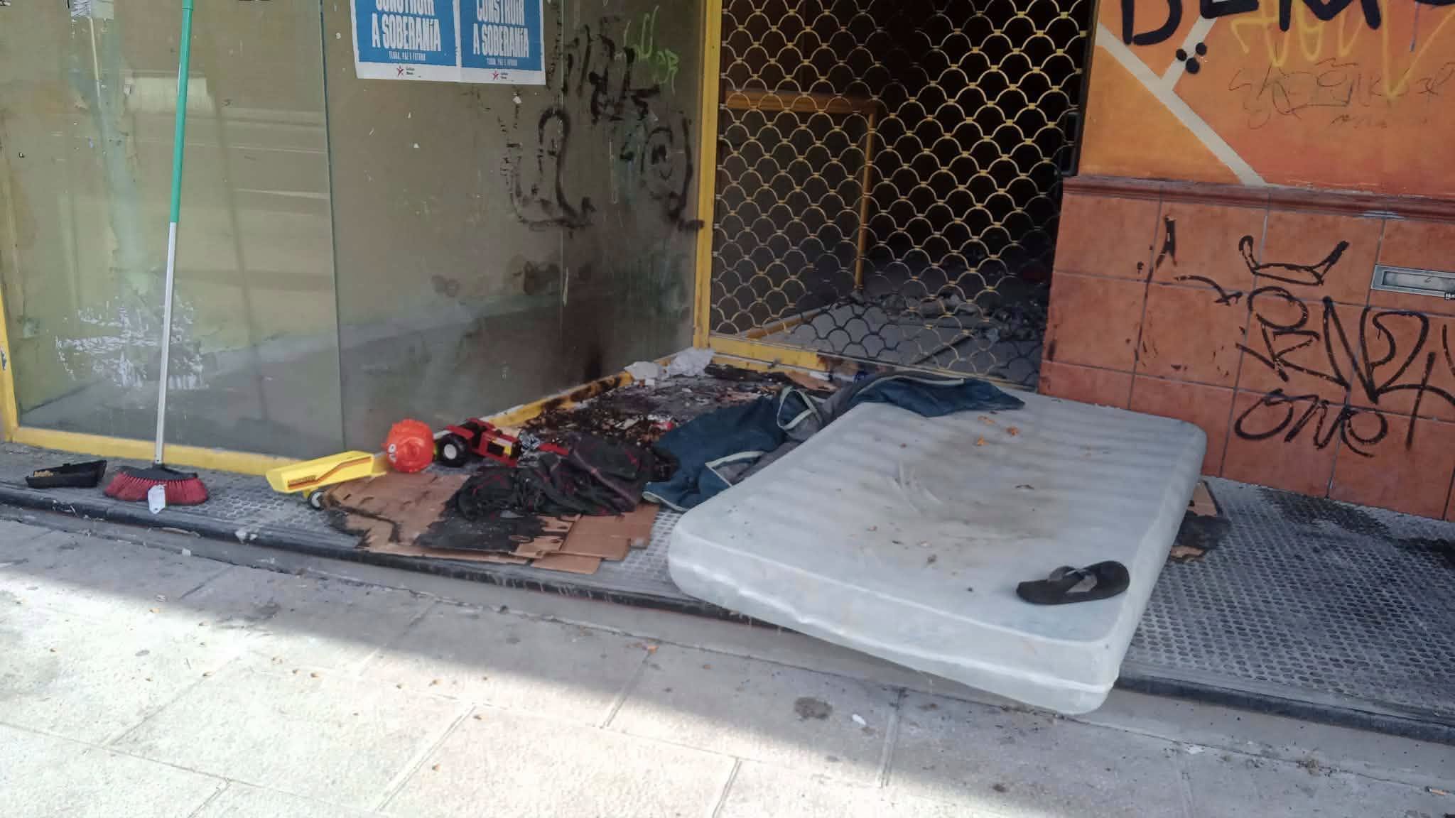 Las comunidades de vecinos del 47 y 49 de la avenida Romero Donallo denuncian a la persona sin techo que, supuestamente, prende fuego para calentarse en los bajos del inmueble Las comunidades de vecinos del 47 y 49 de la avenida Romero Donallo denuncian a la persona sin techo que, supuestamente, prende fuego para calentarse en los bajos del inmueble