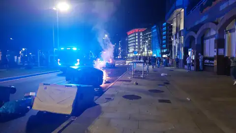 Contenedores quemados en el comienzo de la protesta "antifascista" en A Coruña Día de protestas por la visita de Abascar a A Coruña y contra la actuación policial.