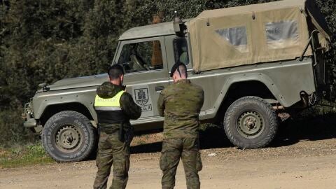 Imagen archivo de militares acordonando el lugar donde se localizaron los dos militares fallecidos en la base de Cerro Muriano en 2024